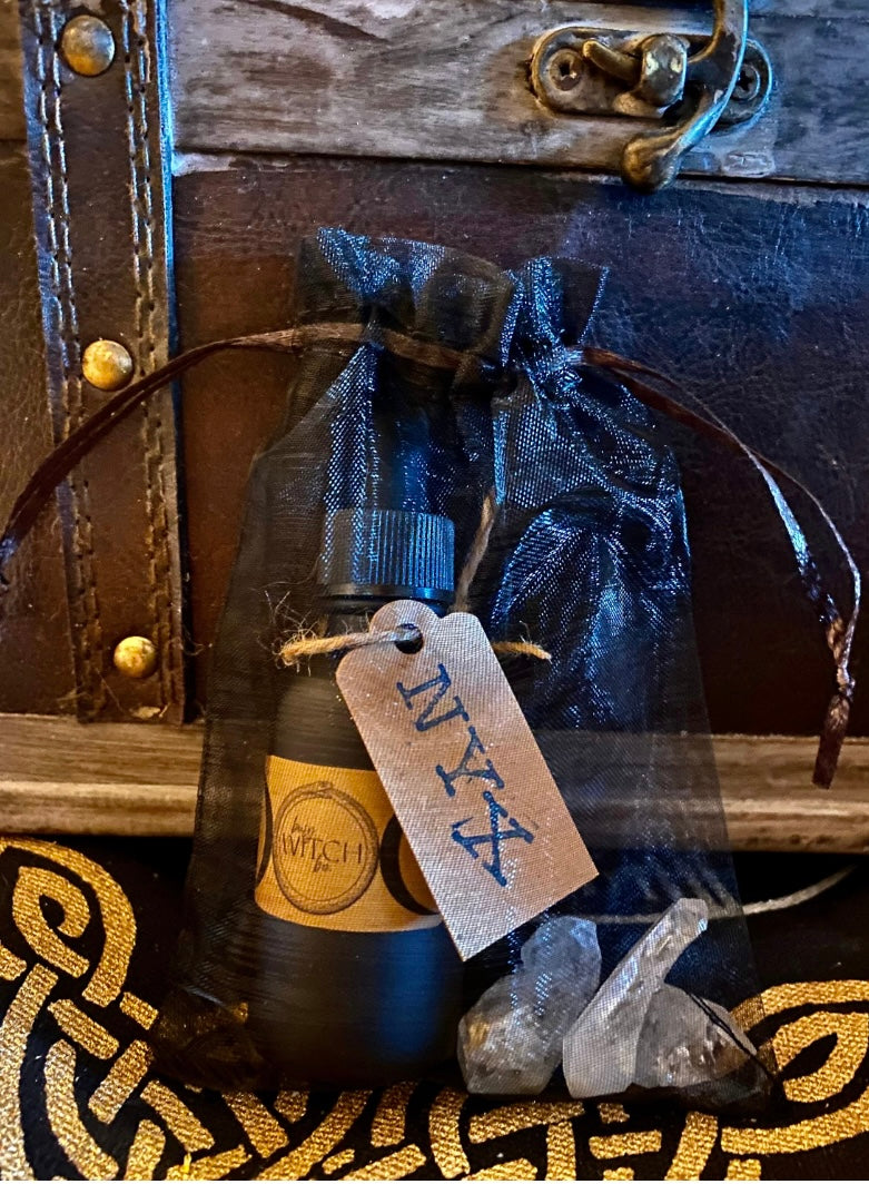 SCRYING LIQUID for your divination Practice, rituals and Casting. Nyx Scrying Liquid includes Incantation and 3 Quartz Crystals.